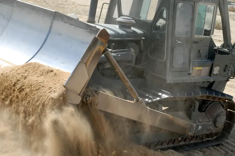 Inspeksi kedalaman volume tanah urugan pekarangan sebelum proses pemadatan mekanis dump truck