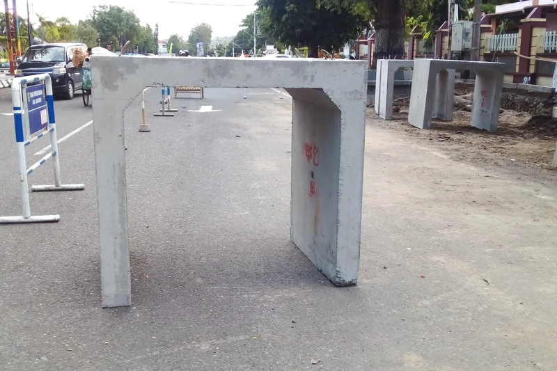 Unit saluran beton pracetak precast U-Ditch siap pasang untuk normalisasi parit drainase bahu jalan pemukiman desa