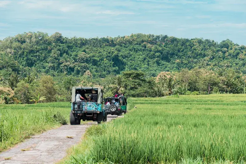 Pemandangan jalan pedesaan dan perbukitan Yogyakarta rute pengiriman armada material